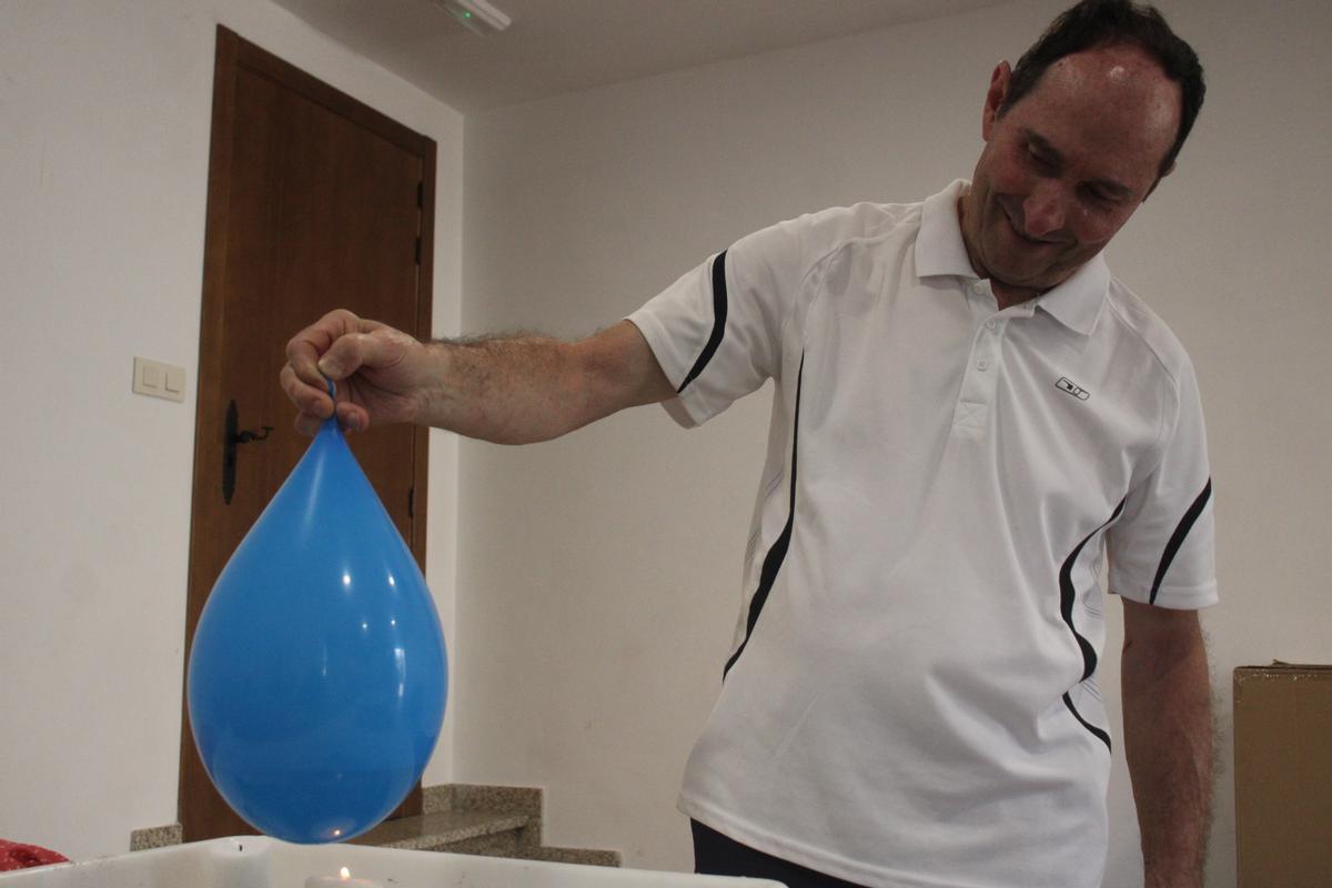 Uno de los experimentos realizados durante el taller de aprendizaje del clima.