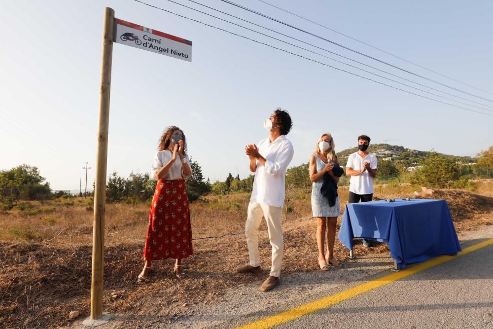 El Ayuntamiento de Santa Eulària y los familiares del piloto descubren la placa del camino que lleva su nombre en Cap Martinet