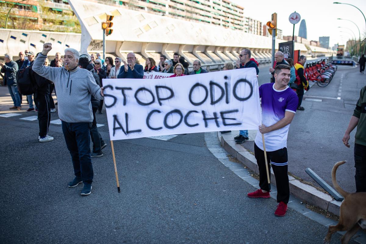 Manifestantes opuestos a la pérdida de plazas de aparcamiento en Provençals de Poblenou cortan el tráfico en la Gran Via, el pasado abril en Barcelona.