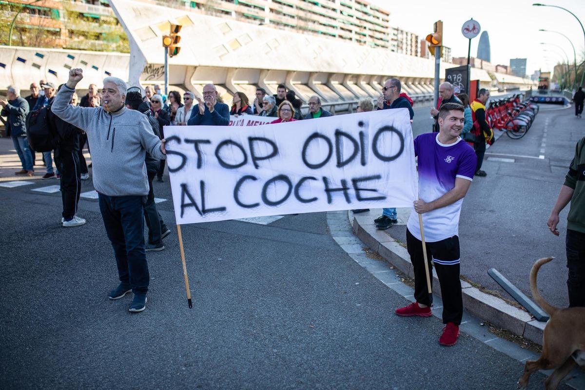 Manifestantes opuestos a la pérdida de plazas de aparcamiento en Provençals de Poblenou cortan el tráfico en la Gran Via, el pasado abril en Barcelona.