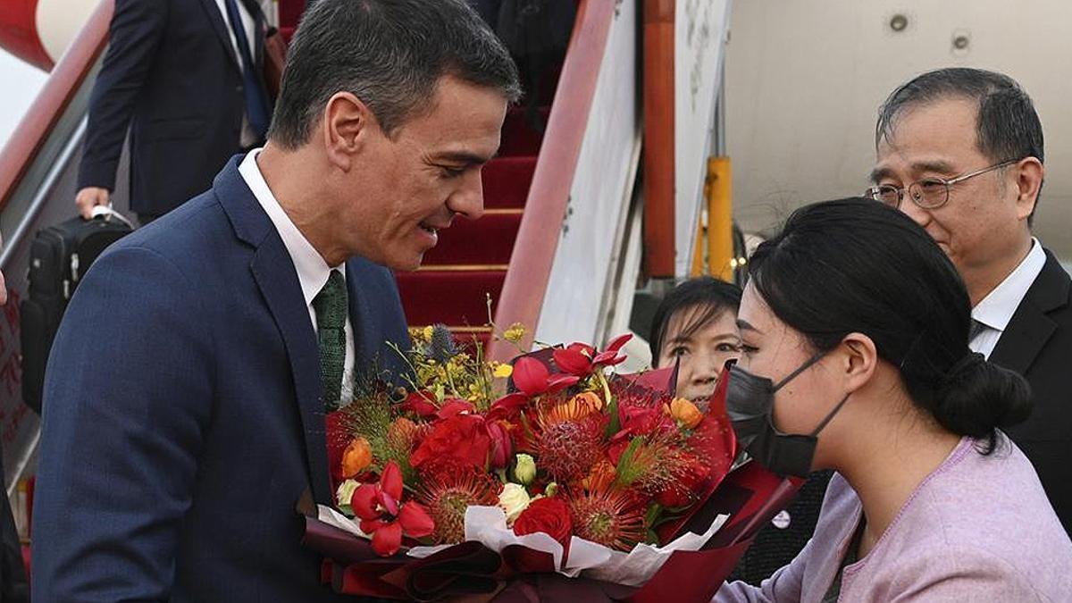 El presidente del Gobierno español, Pedro Sánchez, acompañado por el embajador de España en China, Rafael Dezcallar, a su llegada este jueves a Pekín.