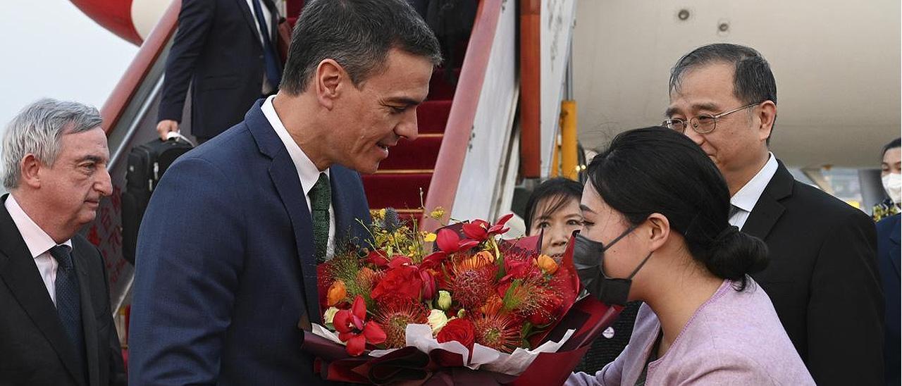 El presidente del Gobierno español, Pedro Sánchez, acompañado por el embajador de España en China, Rafael Dezcallar, a su llegada este jueves a Pekín.