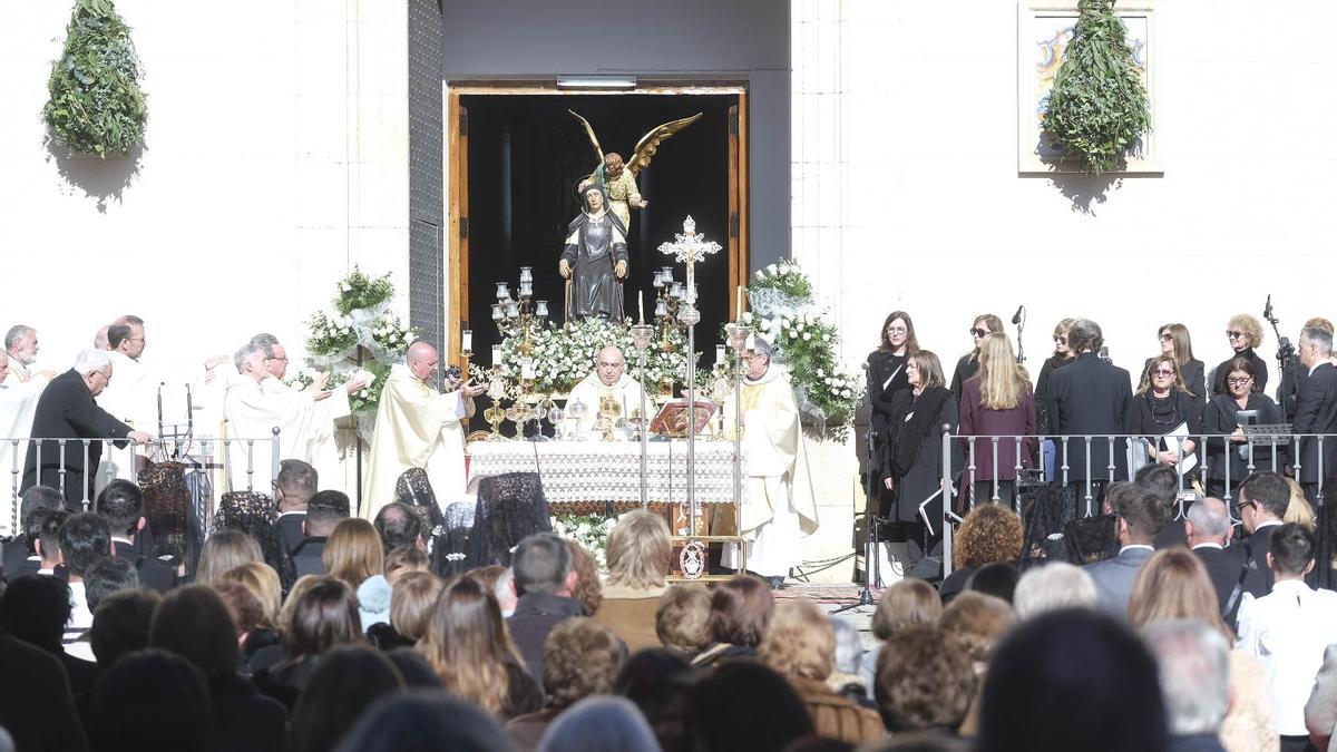 Benavent oficiando la misa mayor en la Plaza de la Beata Inés.