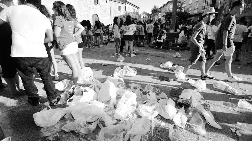 Restos de un botellón en el centro de Pontevedra, este pasado verano. // Gustavo Santos