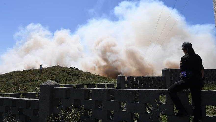 Incendio en las inmediaciones de la depuradora de Bens el mes pasado.