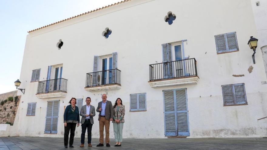 Carmen Domínguez, Rafael Triguero, Vicent Marí y Sara Ramón frente al edificio. | CIE