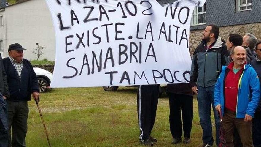 El edil Francisco Blanco, a la derecha, en una protesta en Porto.