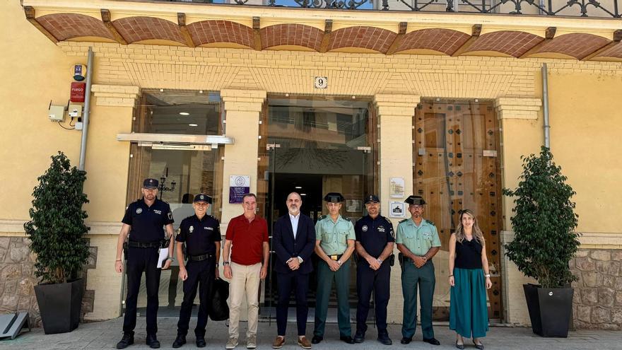 El alcalde de Riba-roja, Robert Raga acompañado del subdelegado del Gobierno, José Rodríguez Jurado, el Comandante Jefe de la Comandancia de Llíria, José Antonio Romero y la concejala de Seguridad Ciudadana, Raquel Pamblanco