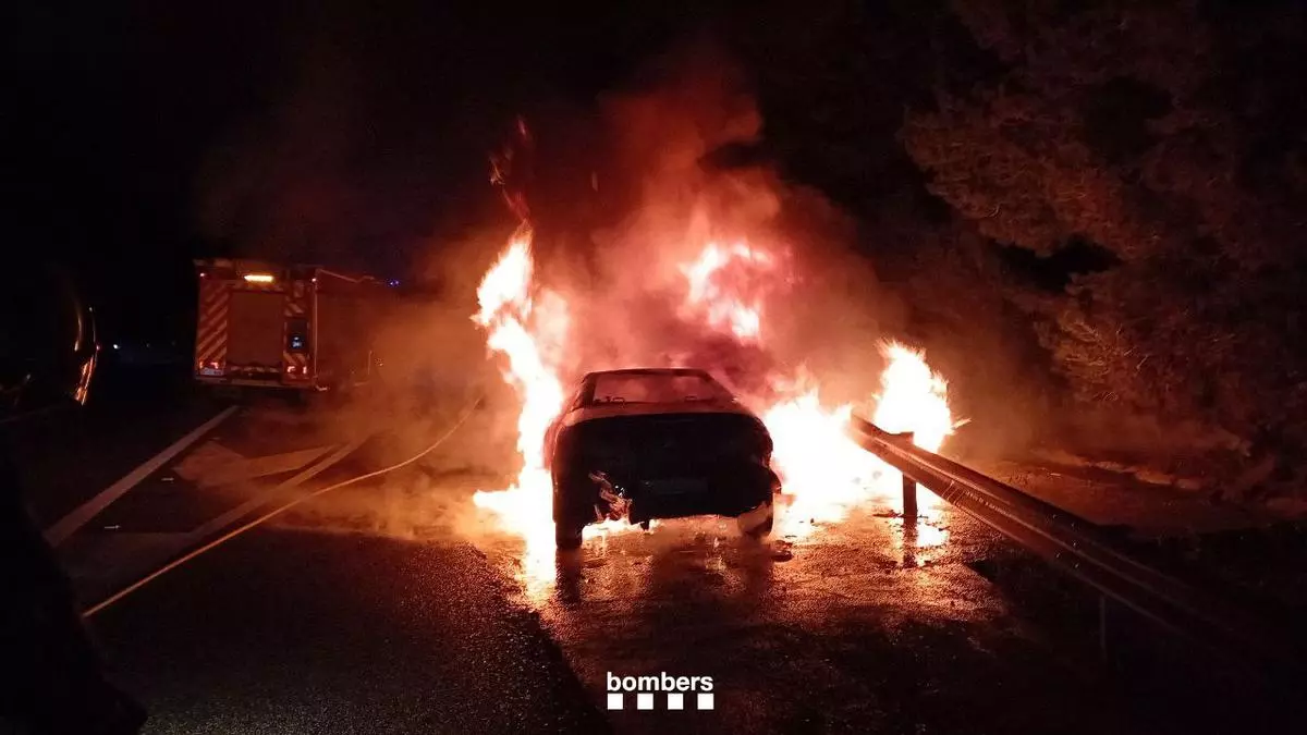 Cuatro personas rescatadas del interior de un coche en llamas en la AP-7 en Tarragona