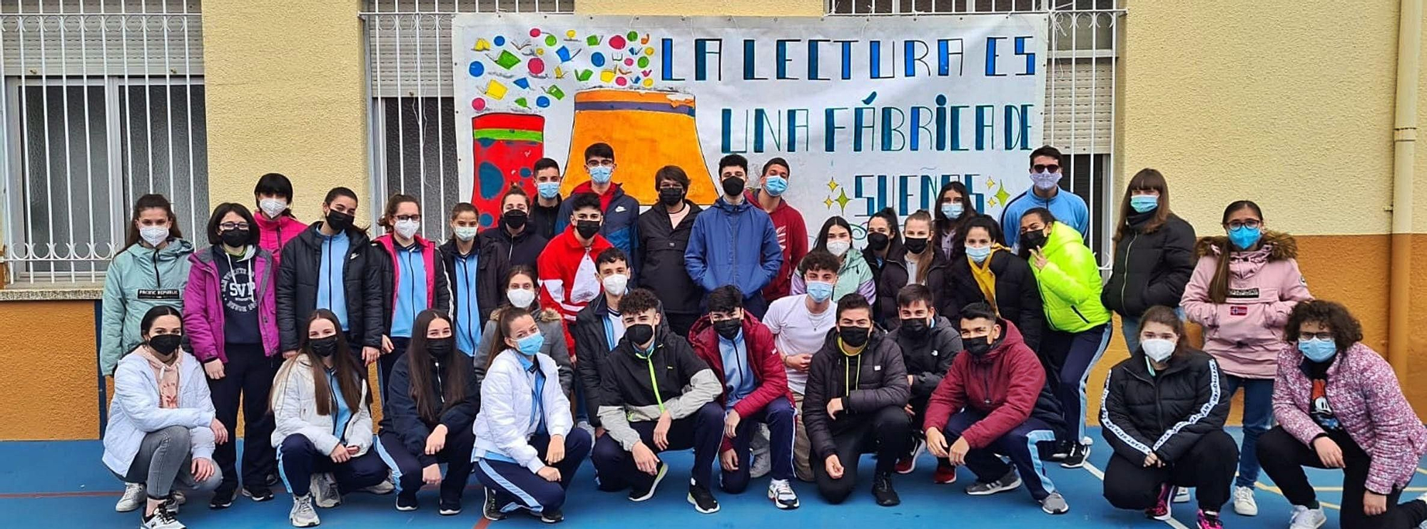 Los estudiantes del colegio San Vicente de Paúl y su pancarta con el lema “La lectura es una fábrica de sueños”. | Cedida