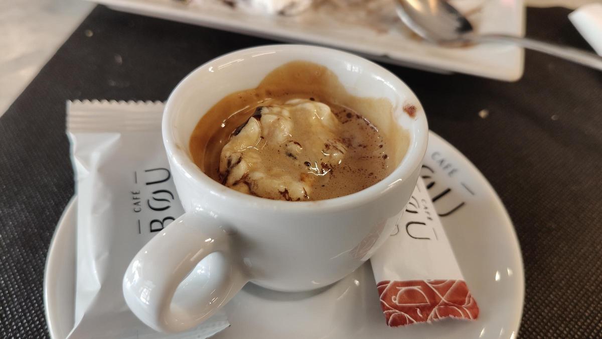 Un buen café (algunos le añaden el helado) en el restaurante Guixot.