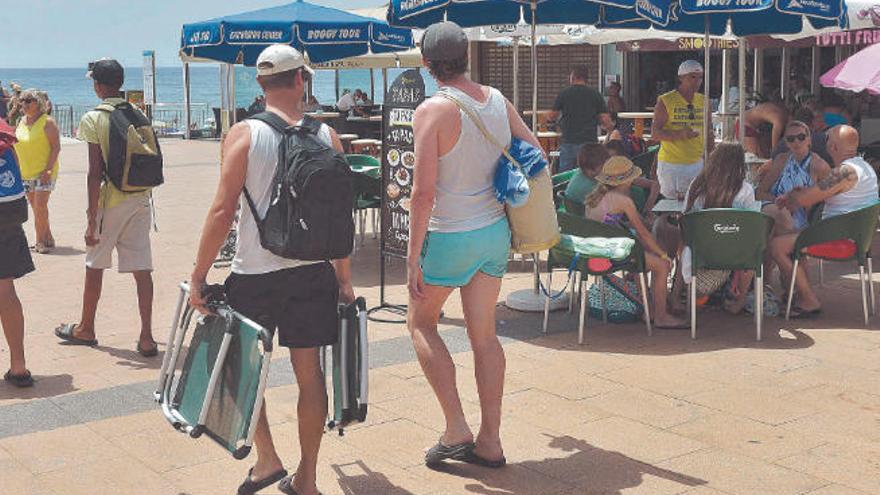 Turistas en una terraza.