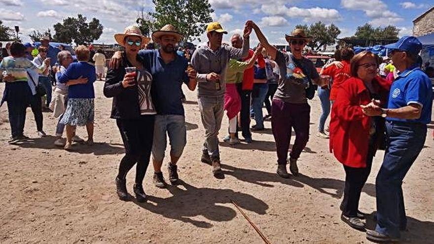 Los romeros disfrutan de los bailes en la explanada de la ermita de Santa Cruz.