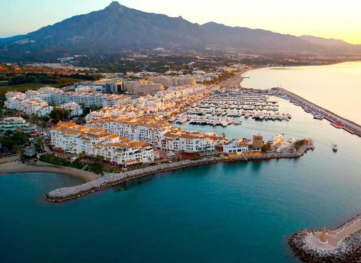 Panorámica área de Puerto Banús y sierra Blanca, emblemas de Marbella y del resto de la Costa del Sol.