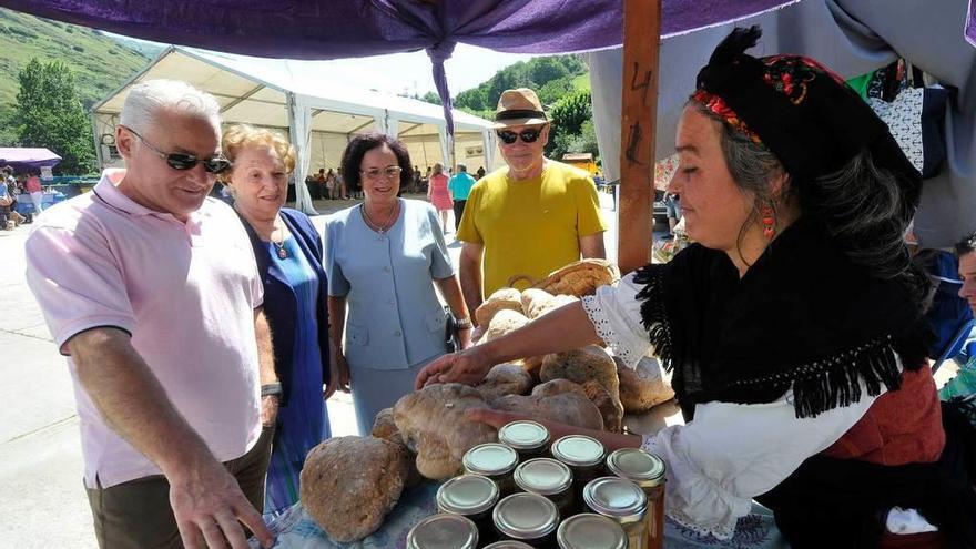 Laura Ibarra, vendiendo pan de escanda y frutas en Campomanes.