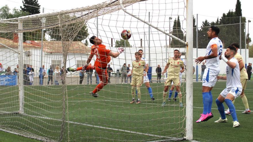 Miguel Ballesta hace el gol del empate para el Molinense. | P.A.