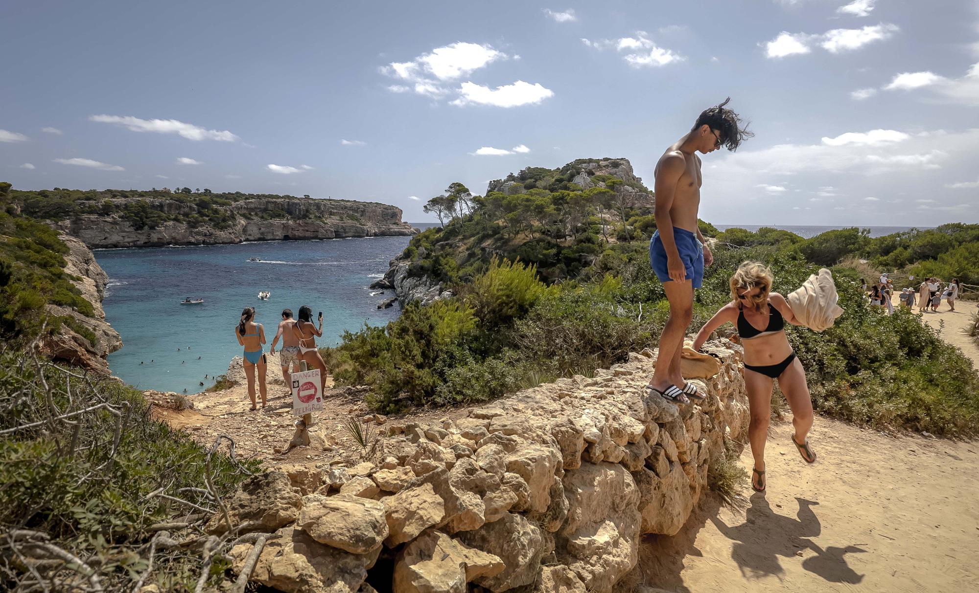 Fotos | El Caló des Moro, saturado de turistas