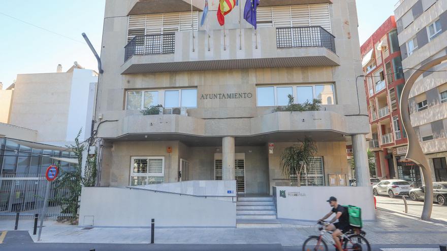 Acceso principal al Ayuntamiento de Torrevieja