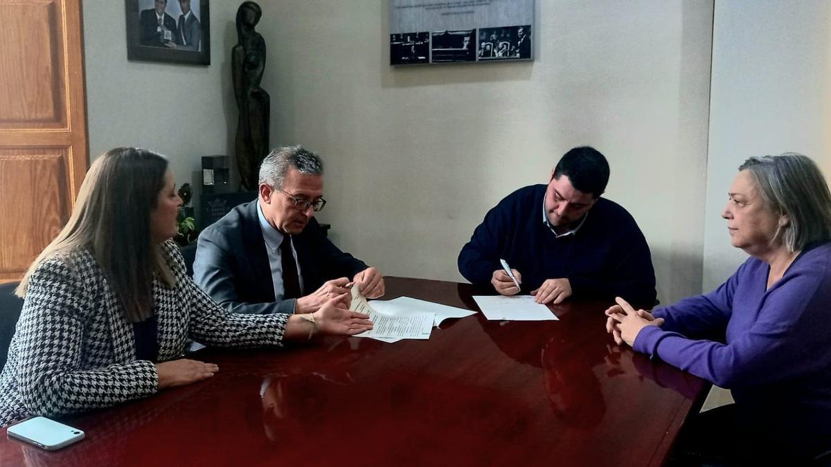El secretario autonómico de Empleo y director general de Labora firmó ayer el protocolo con el alcalde de Nules.