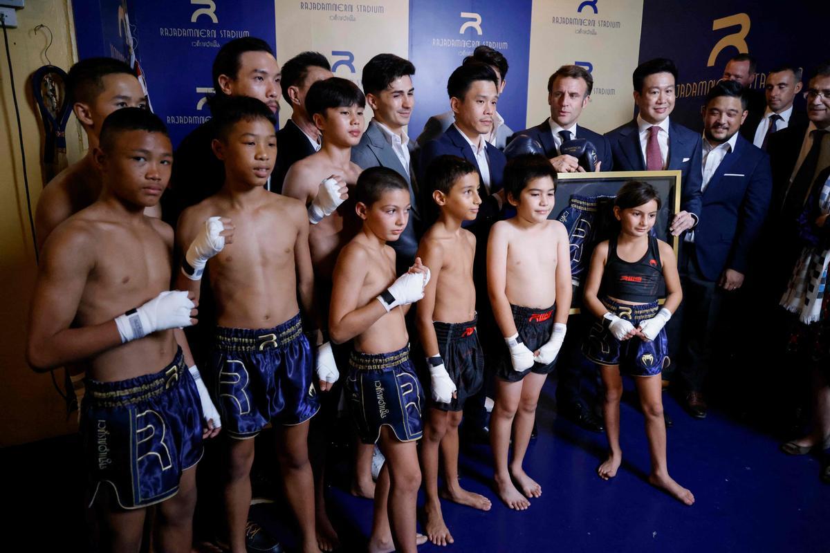 Macron visita un centro de Muay thai en Bangkok
