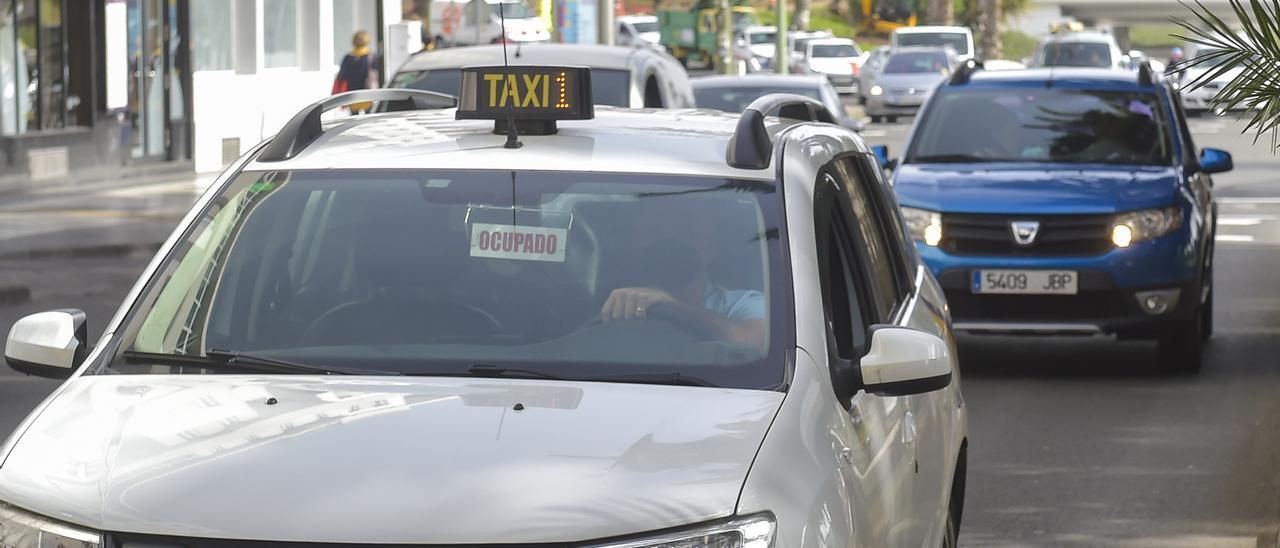 Un taxi circula por las calles de la capital.