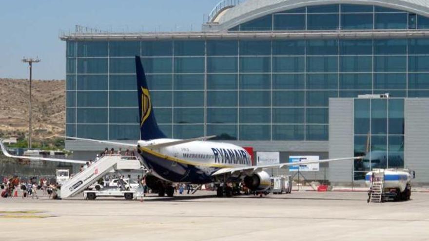 Pasajeros embarcando a pie en un avión de Ryanair en El Altet en imagen de archivo.