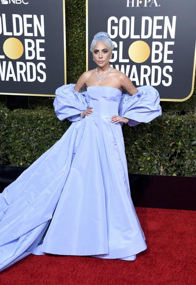Globos de Oro 2019: Lady Gaga con vestido azul de Valentino