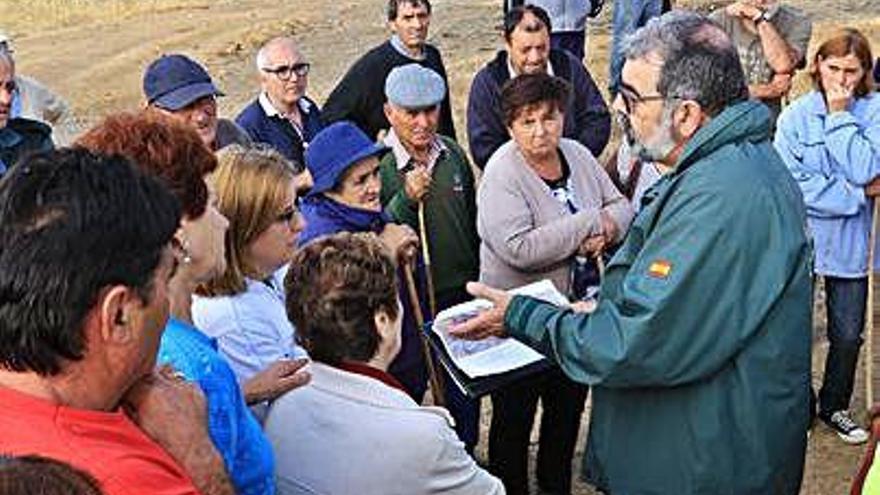 Familiares y vecinos en una búsqueda de Miguel Fernández