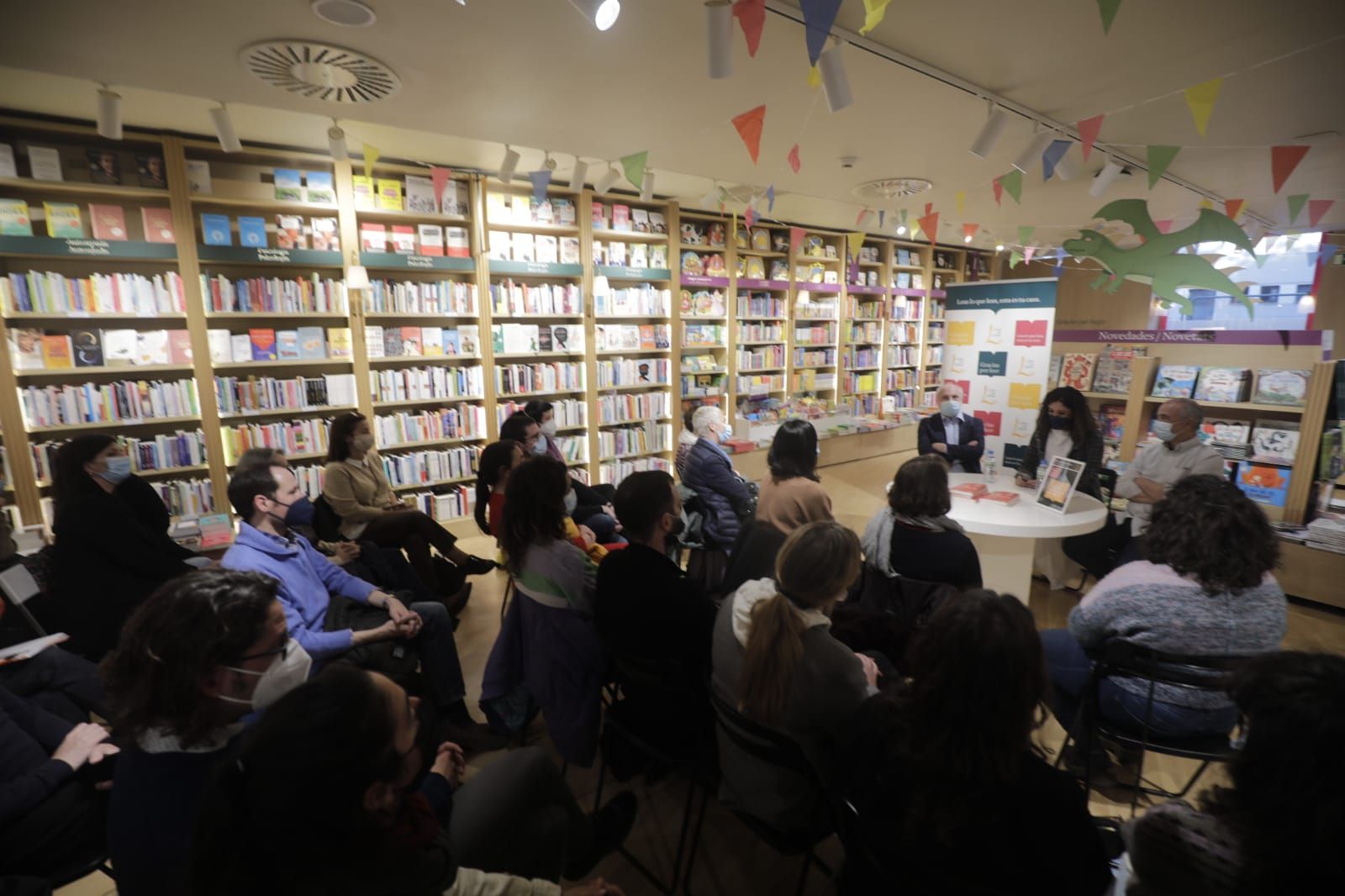 Concentración contra la presentación del libro 'Nadie nace en un cuerpo equivocado' en la Casa del Libro de Palma