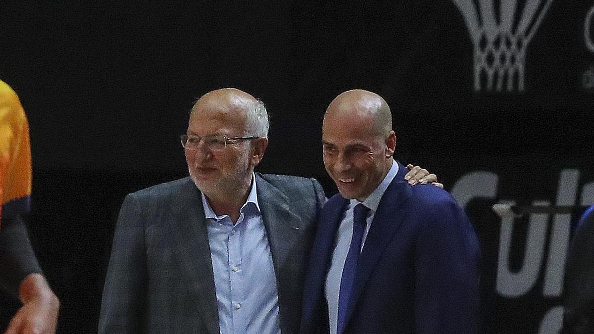 Juan Roig felicitó antes del partido al entrenador, que tiene una oferta de renovación por dos temporadas, por su 53 cumpleaños