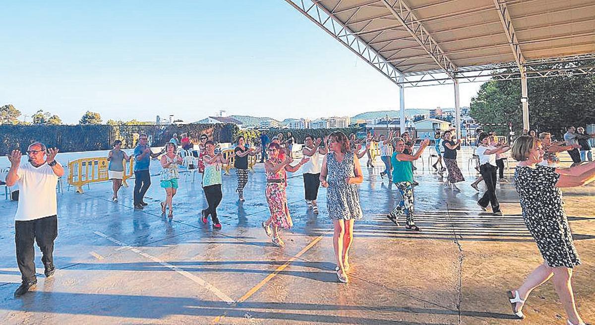 Los bailes figuran entre las actividades ofertadas por el Ayuntamiento para dinamizar la localidad durante el periodo estival.