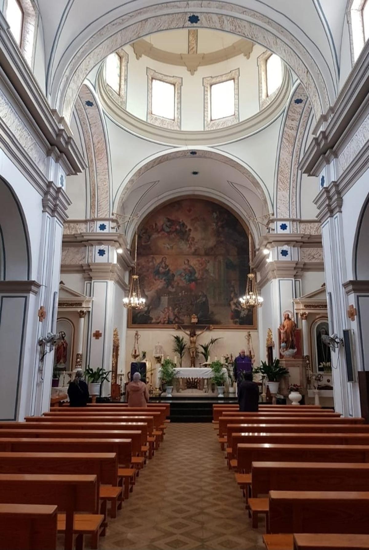 El altar de la iglesia de San Francisco de Asís en Aigües, con el retablo en el fondo.