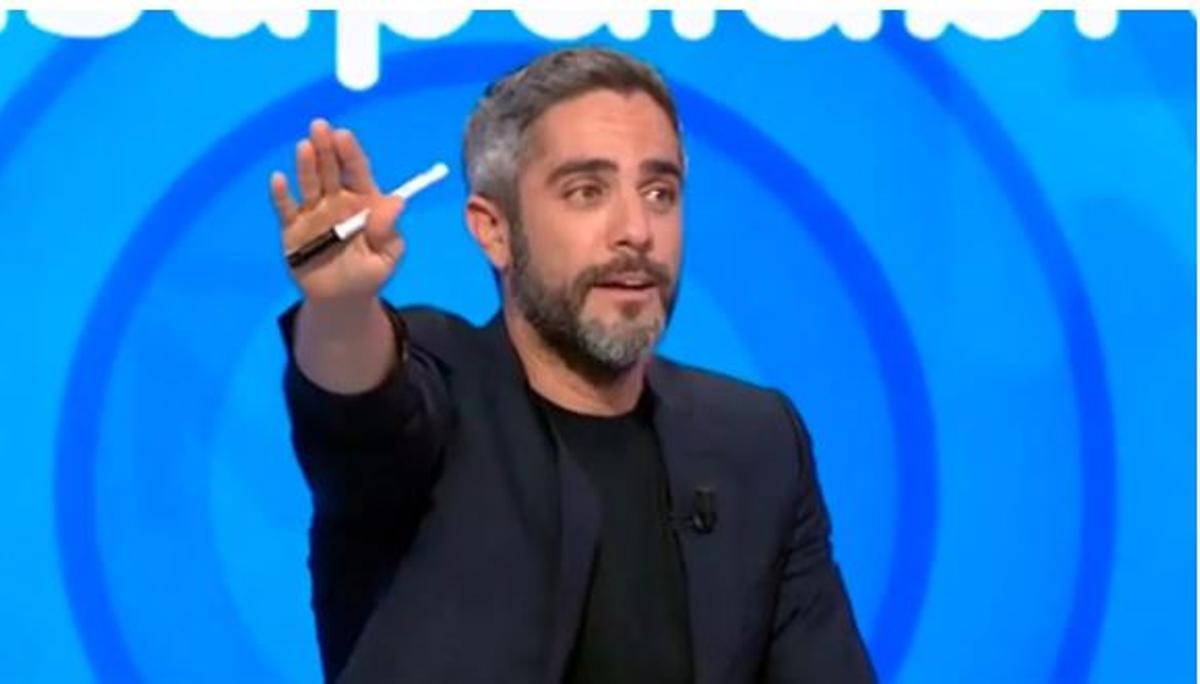 La contundente advertencia de Roberto Leal a Manu en plena prueba de  Pasapalabra: "No eres el único de la mesa"