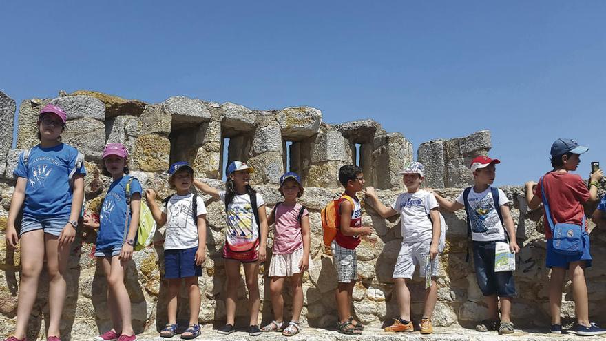 Algunos jóvenes participantes en el Castillo.