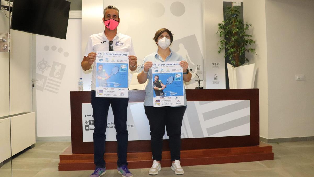 El director del torneo, José María Hidalgo, con la concejala de Deportes, Ana Pérez.