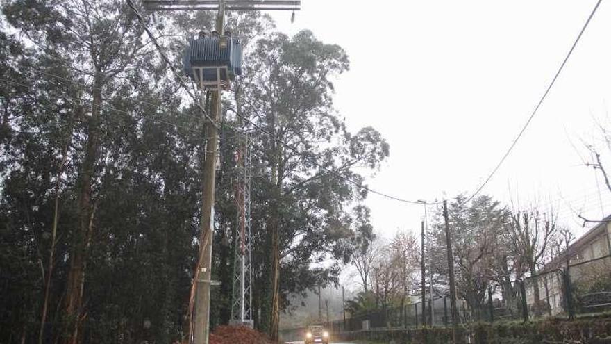 El transformador está situado enfrente del colegio. // Santos Álvarez