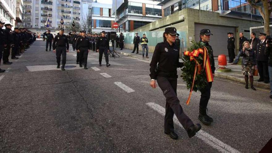 Vanessa Lage, portando la ofrenda a los compañeros fallecidos en noviembre de 2013. r. grobas