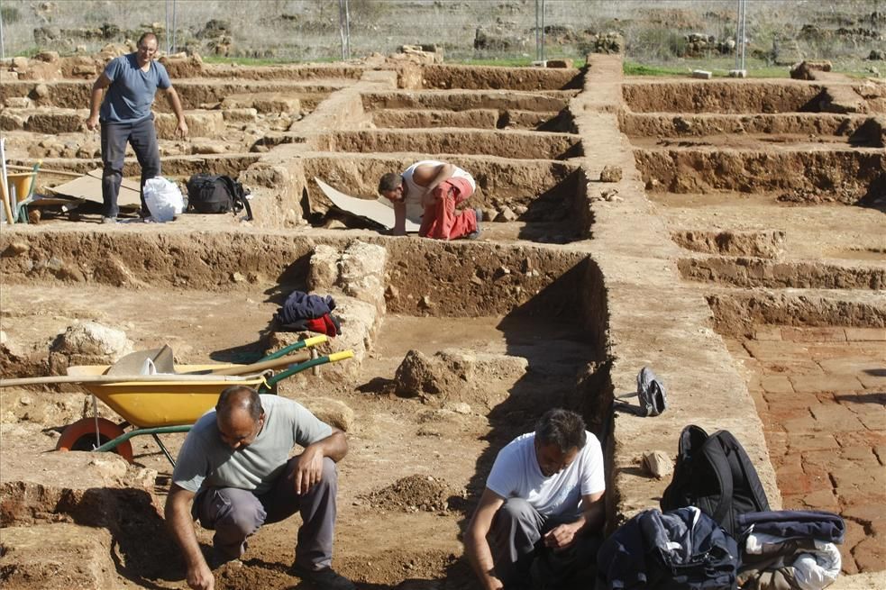 GALERÍA DE FOTOS / Excavación arqueológica en un arrabal califal en un solar del Zoco