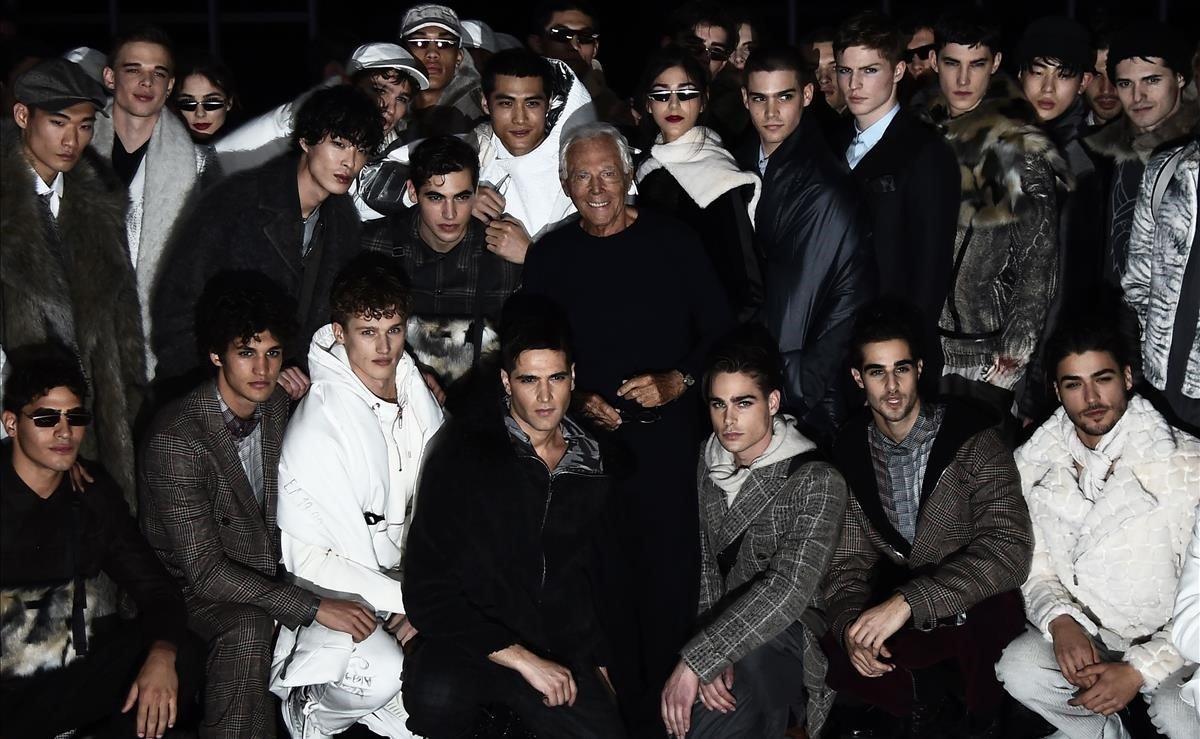 El diseñador de moda italiano Giorgio Armani posa con los modelos tras la presentación de la colección de moda para hombre Otoño-Invierno, en Milán.