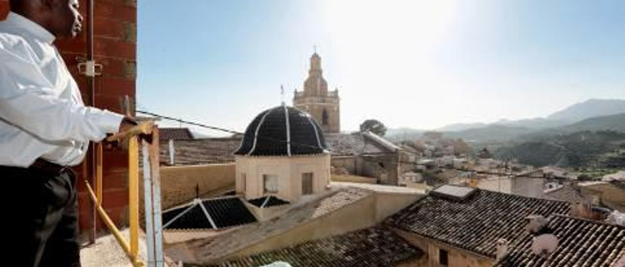 La histórica iglesia de Relleu luce su nuevo techado