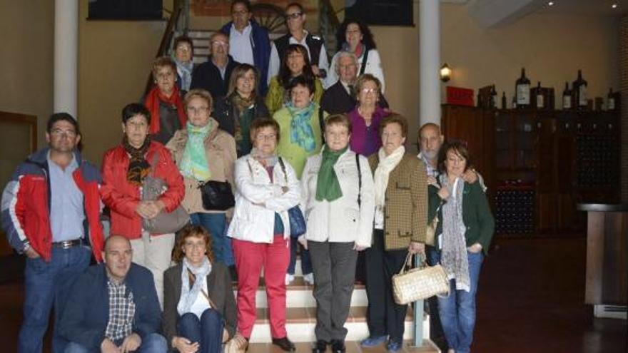 Vecinos de Fuentes de Ropel visitan las bodegas Yllera