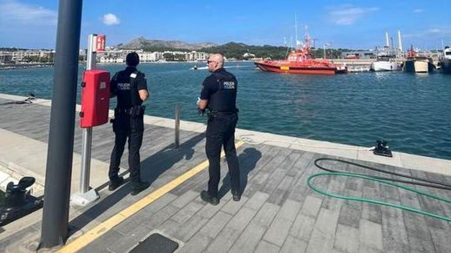 Agentes de la Policía Local de Alcúdia en Alcanada tras el accidente náutico de una bañista.