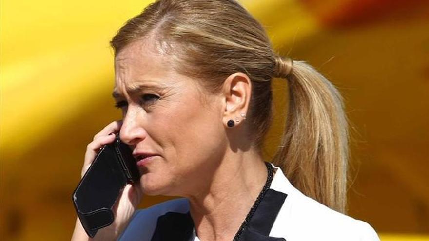 Cifuentes salva sus presupuestos regionales por la baja médica de una diputada socialista