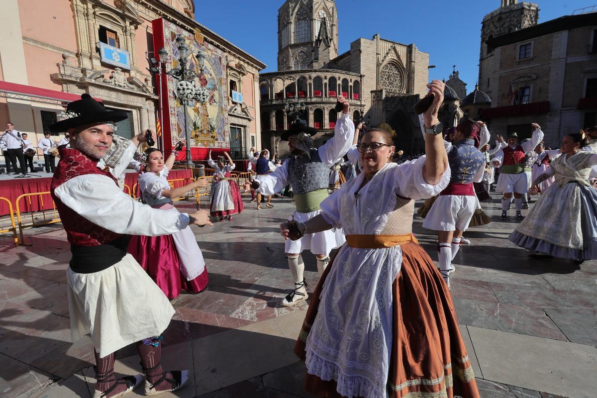 La 'dansà dels pobles' toma la Plaza de la Virgen