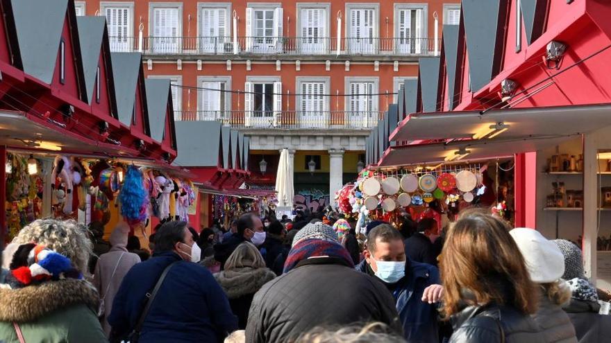 Mercado de Navidad en la Plaza Mayor de Madrid.