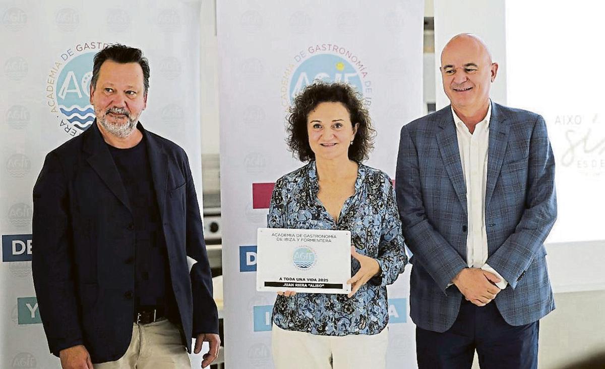 Pedro Matutes and Vicent Marí with Stella González, widow of Juan Riera ‘Aliso’, from Can Rich winery. | PHOTOS: J.A. RIERA