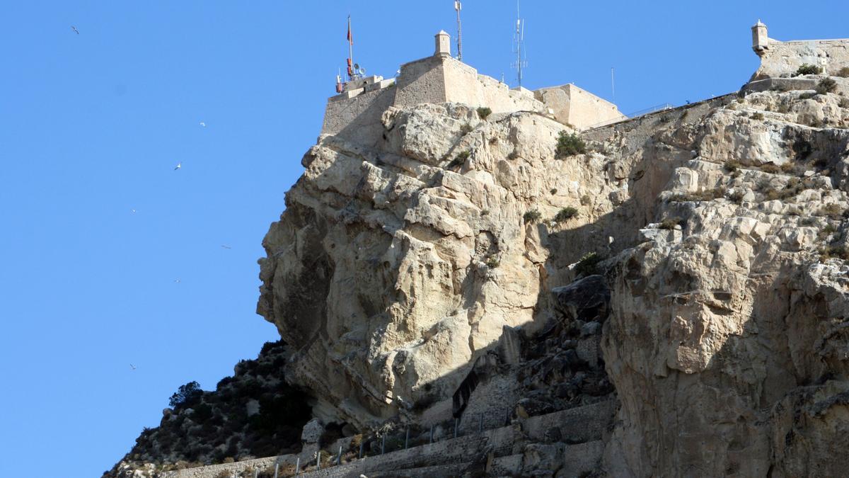 Desde el Castillo se divisa toda la bahía de Alicante.