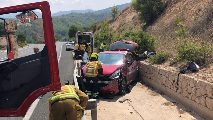 Un hombre queda atrapado en su vehículo tras salirse de la calzada en Cocentaina