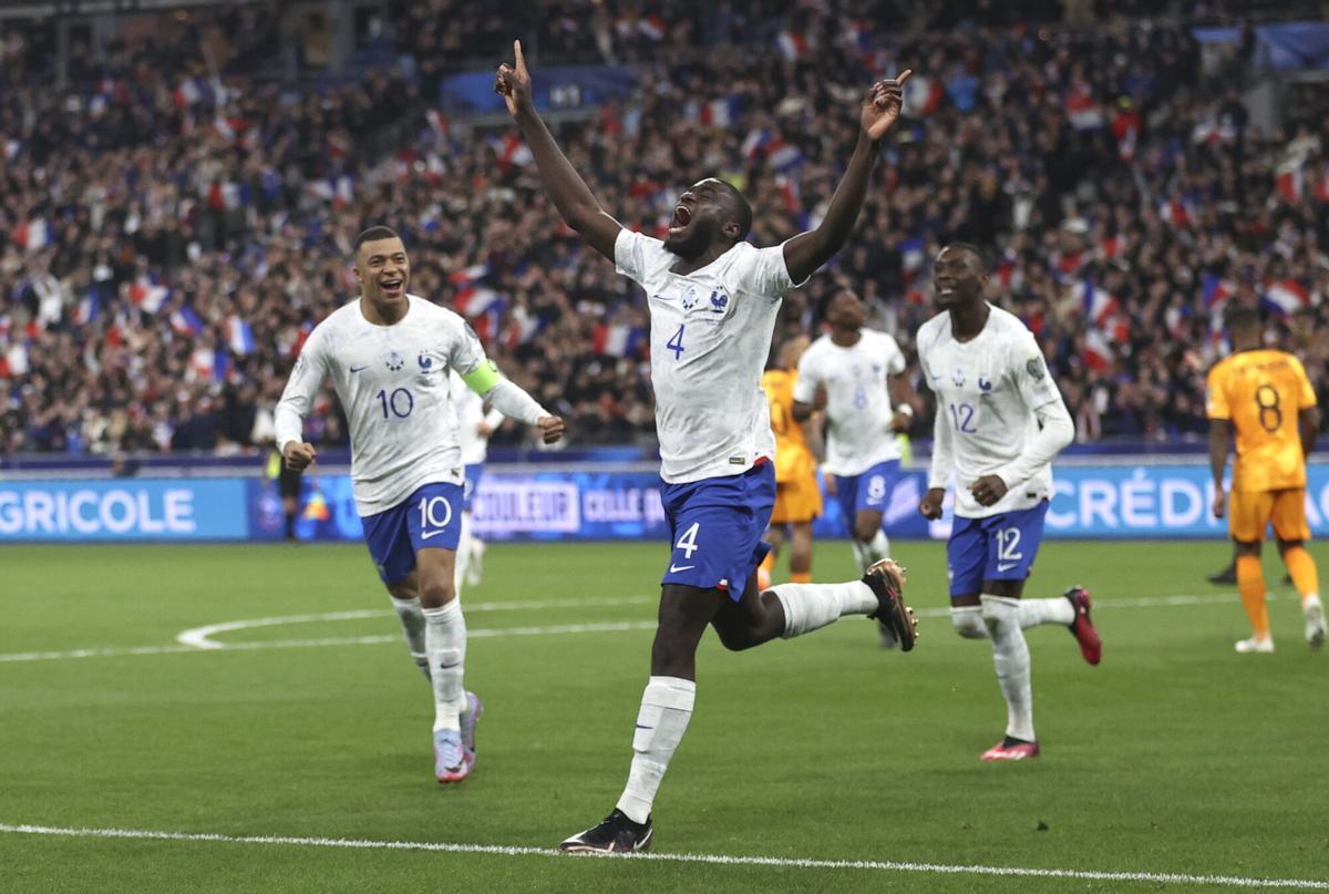 Upamecano celebra un gol con Mbappé