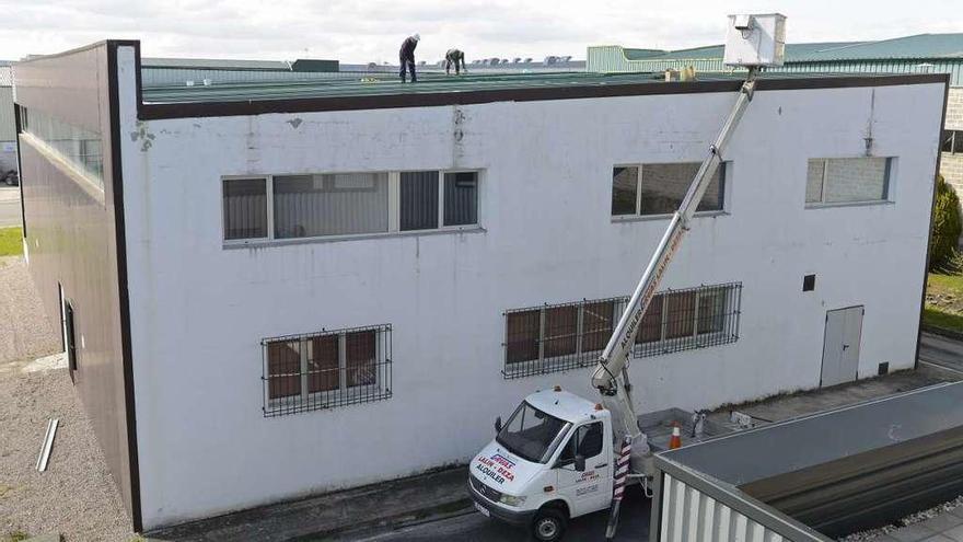 Trabajos de reparación, ayer, en la cubierta de la antigua sede de la UNED. // Bernabé/Javier Lalín